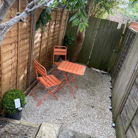 Super Convenient For Central London - Large 2 Double Bed Apartment 30 Seconds Walk To Platform Train Station And 19 Mins To London Waterloo Exteriér fotografie