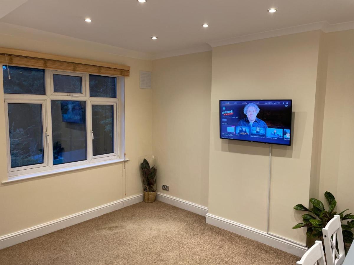 Super Convenient For Central London - Large 2 Double Bed Apartment 30 Seconds Walk To Platform Train Station And 19 Mins To London Waterloo Exteriér fotografie