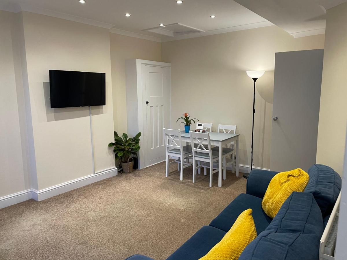 Super Convenient For Central London - Large 2 Double Bed Apartment 30 Seconds Walk To Platform Train Station And 19 Mins To London Waterloo Exteriér fotografie