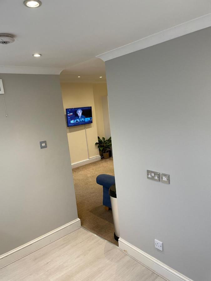 Super Convenient For Central London - Large 2 Double Bed Apartment 30 Seconds Walk To Platform Train Station And 19 Mins To London Waterloo Exteriér fotografie
