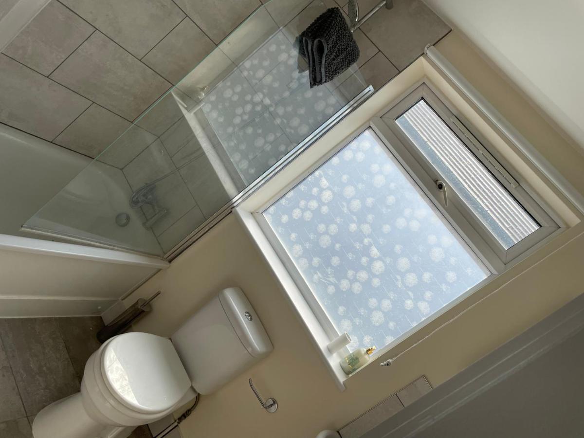 Super Convenient For Central London - Large 2 Double Bed Apartment 30 Seconds Walk To Platform Train Station And 19 Mins To London Waterloo Exteriér fotografie