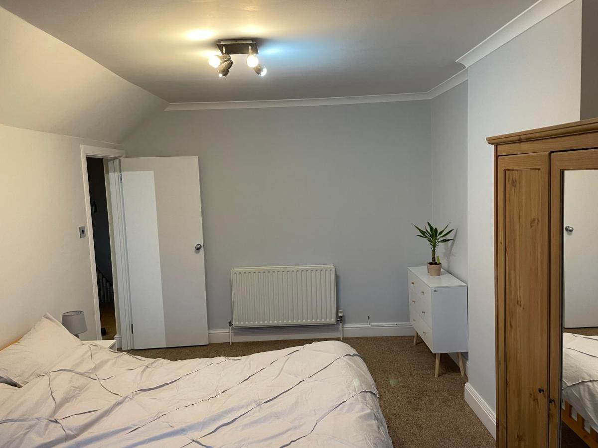 Super Convenient For Central London - Large 2 Double Bed Apartment 30 Seconds Walk To Platform Train Station And 19 Mins To London Waterloo Exteriér fotografie