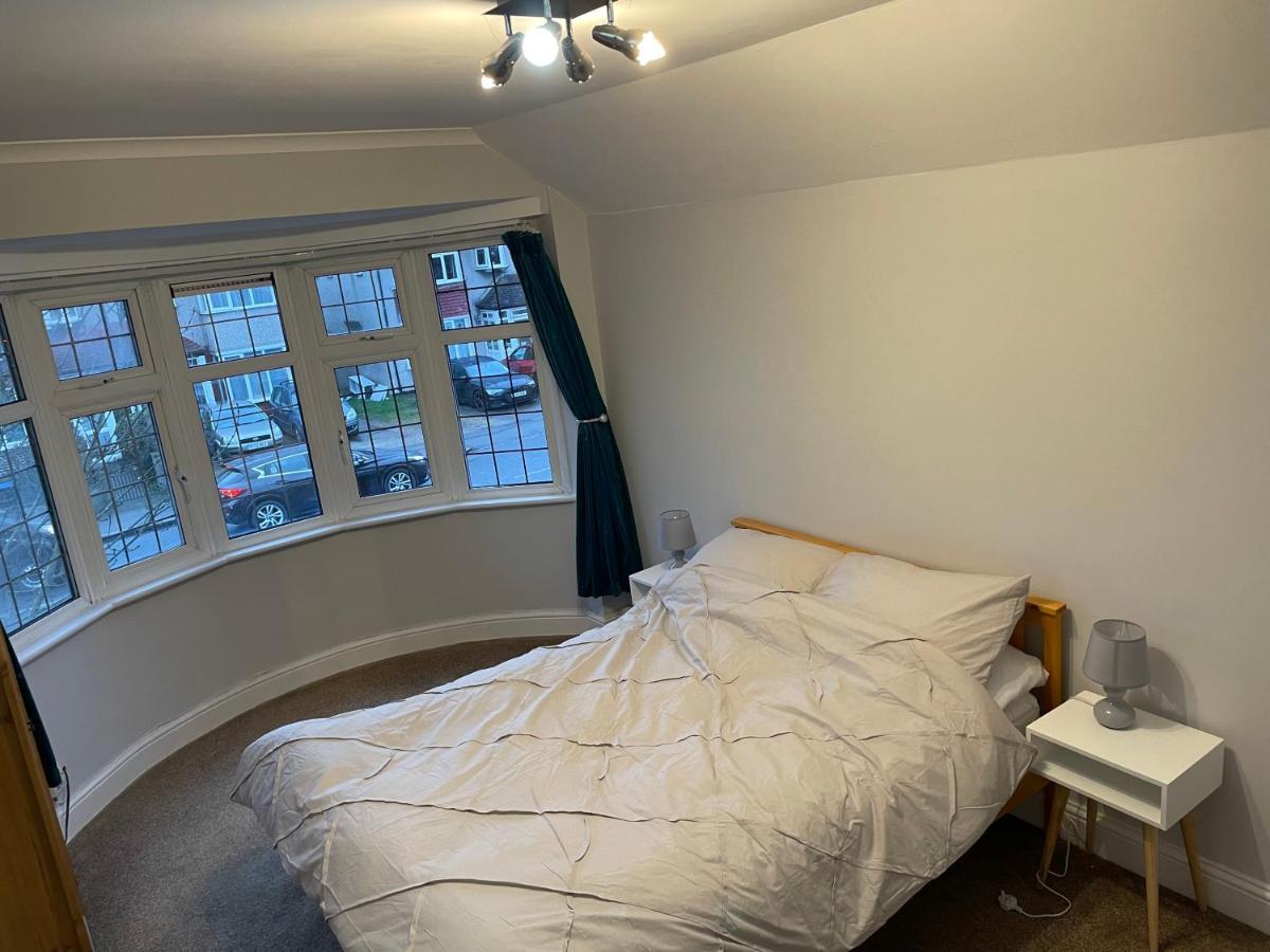 Super Convenient For Central London - Large 2 Double Bed Apartment 30 Seconds Walk To Platform Train Station And 19 Mins To London Waterloo Exteriér fotografie