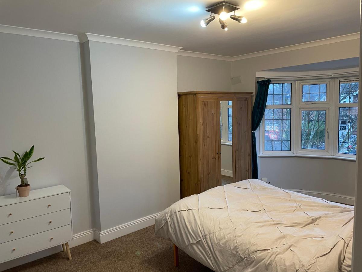 Super Convenient For Central London - Large 2 Double Bed Apartment 30 Seconds Walk To Platform Train Station And 19 Mins To London Waterloo Exteriér fotografie